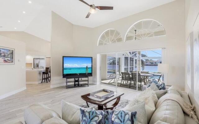 Waterfront Home With Spectacular View, Pool and spa