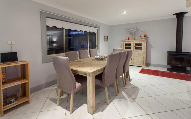 Rawson's Retreat - Five Bedroom Home - Walk CBD - Includes Breakfast