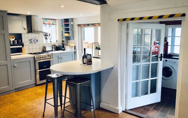 Danny Lodge | By Huluki Sussex Stays