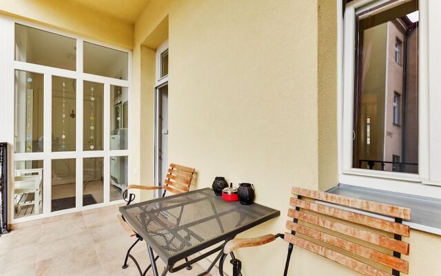 Charming Two-Bedroom Apartment Next To The Emmaus Abbey