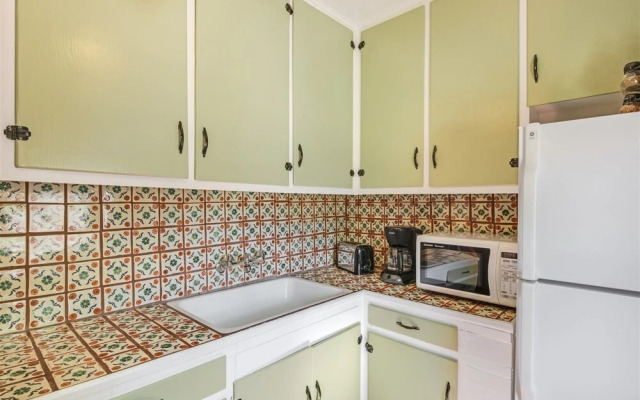 Paloma - Historic Adobe One Block To Canyon Road, Five Blocks To the Plaza, Gorgeous Furnishings, Fireplace, Hot Tub