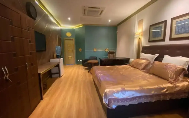 La Belva Court with Swimming Pool
