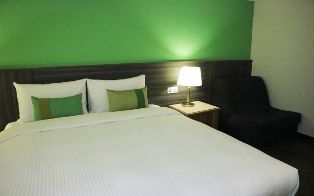 Green World Triplebeds Hotel