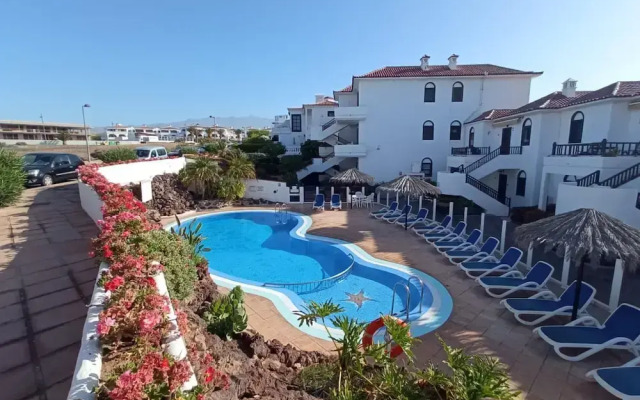Front Line Seafront Apartment With all day Sun!