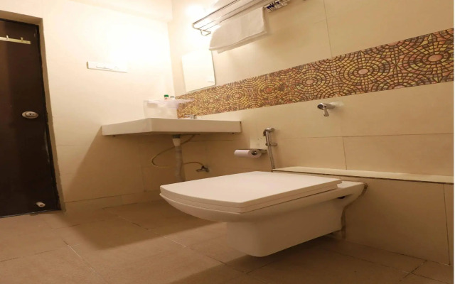 OYO 10680 Hotel Royal Inn