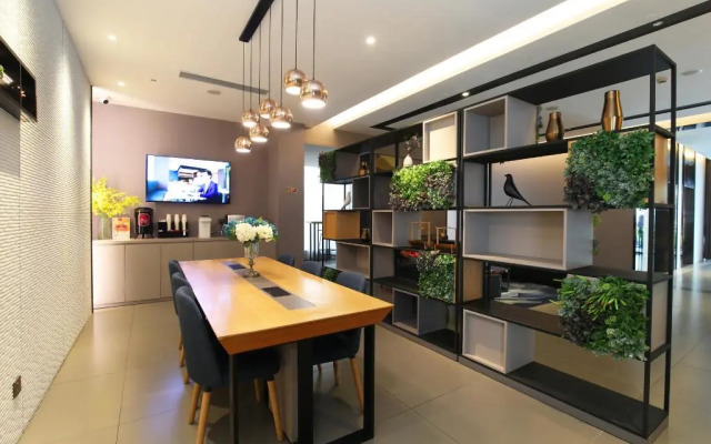 Ease Hotel (Shanghai Stadium Wanping South Road)