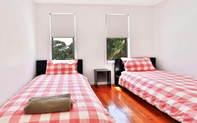 Palm Oasis - family friendly accommodation just a short walk to werri beach – Guest Rooms – Gerroa