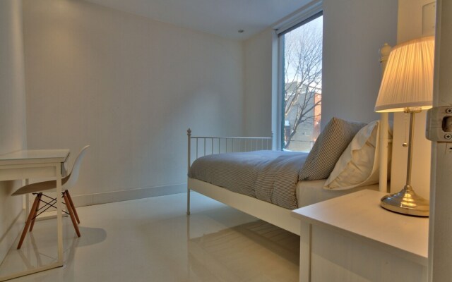 Modern 2BR in Trendy Plateau by Namastay