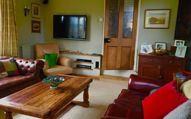 Lovely 4-bed House in Village of Sandhurst