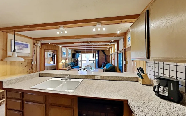 Slopeside 2 Bedroom Condo with 3 Spas! Easy Access to Recreation! by RedAwning