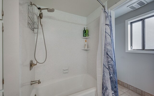 Cozy Nampa Escape w/ Fireplace + Smart TV!