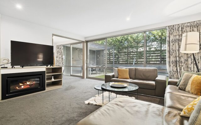 Central Location - Contemporary 2 Bedroom Aptm