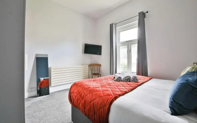 4 Bed House with Pool Table & Parking
