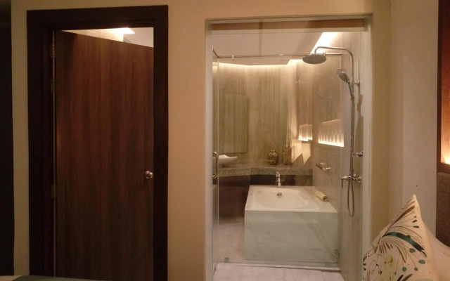 J7 Plaza Hotel