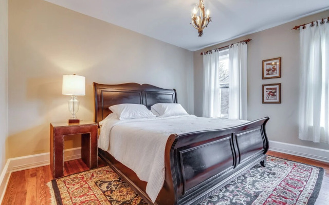 Walk to Garden & Restaurants: Zanesville Apartment