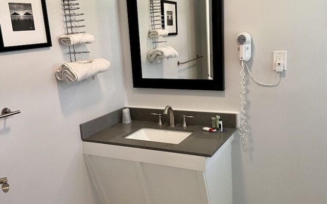 Elk Rapids Lakeshore Inn