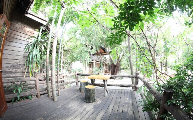 Natural Bungalows Restaurant and Bar