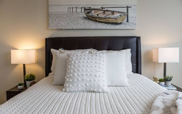 QuickStay - Modern 2-Bedroom Condo, Panoramic City Views