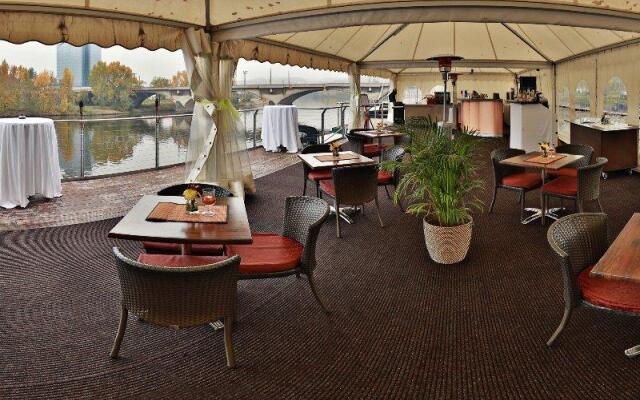 GreenYacht Hotel