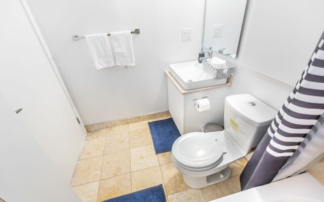 Couples Retreat @downtown With Lakeshore View