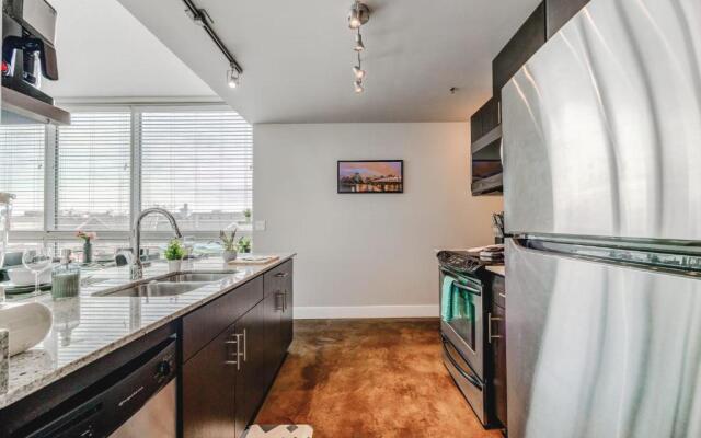 upscale 2br condo - king bed - stunning city views