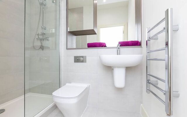 Deluxe Heathrow Apartments & Parking