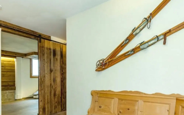 Chalet unter Weißblauem Himmel