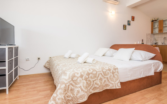 Beachfront Apartment Mira 1