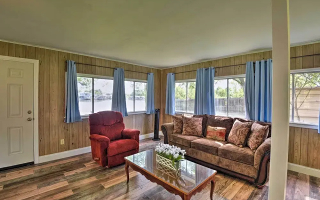 Lakefront Cabin + Guest House Near Granbury Square