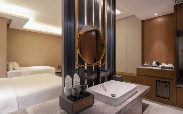 Donghu Resort Hotel