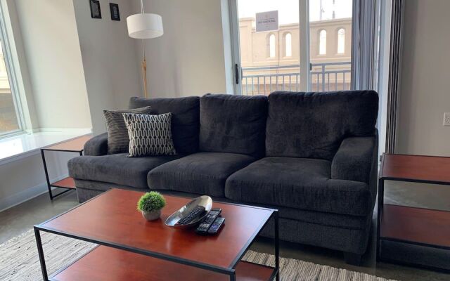 Modern 2 Bedroom on Riverfront w Parking
