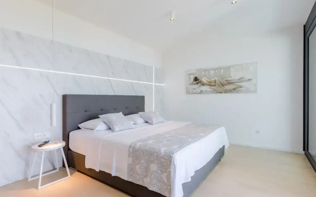 Luxury Villa Luna with Swimming Pool
