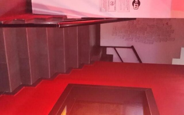 Hotel Red Room