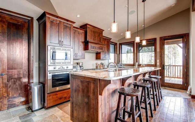 Cawha Outlook Chalet by RedAwning