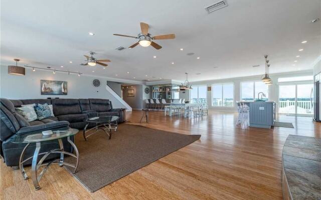 Beachfront Sapphire - Six Bedroom Home