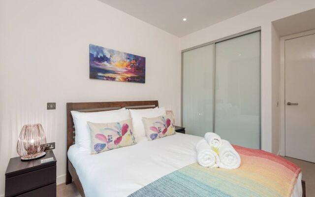 Modern Yet Homely Quartermile Apartment With Elevator