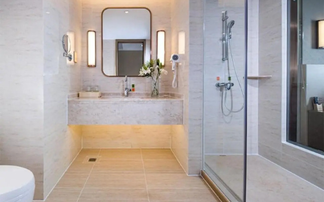 Vienna International Hotel (Haikou Old Town High-speed Railway Station)