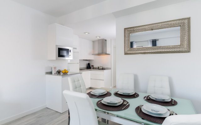 Stylish 2 Bd Apartm Perfectly Located & Free Parking. Amira