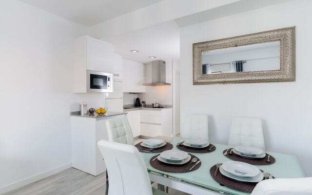 Stylish 2 Bd Apartm Perfectly Located & Free Parking. Amira