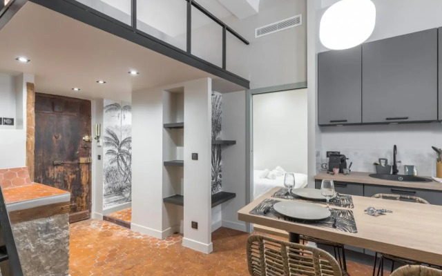 Charming 2 Bdr Old Town