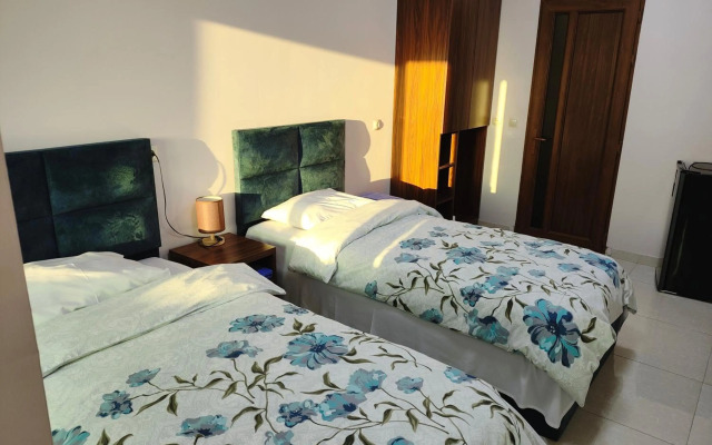 Artur's Poolside EXciting Rest house of 5 rooms