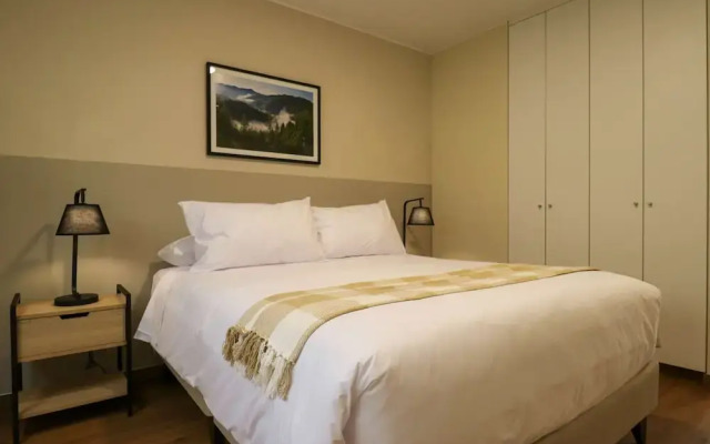 w Radiant 2BR w Great Balcony Near Kennedy Park