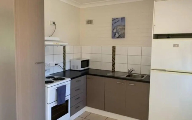 Sunny, 2-bedroom apartment with pool, 200m from Caseys beach