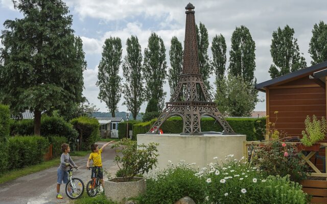 Camping LE VILLAGE PARISIEN****