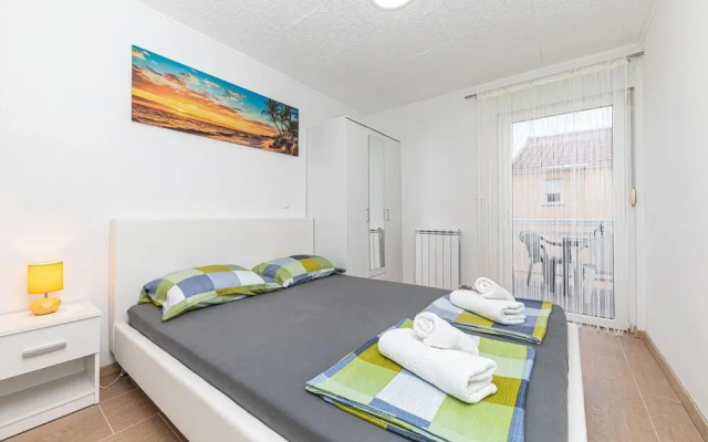 Amazing Apartment in Kastel Luksic With 1 Bedrooms and Wifi