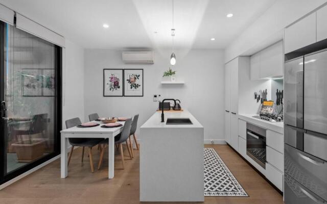 StayCentral Northcote Townhouse With Study