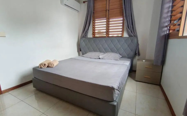 Exquisite 3-Bedroom Unit With Free Parking.