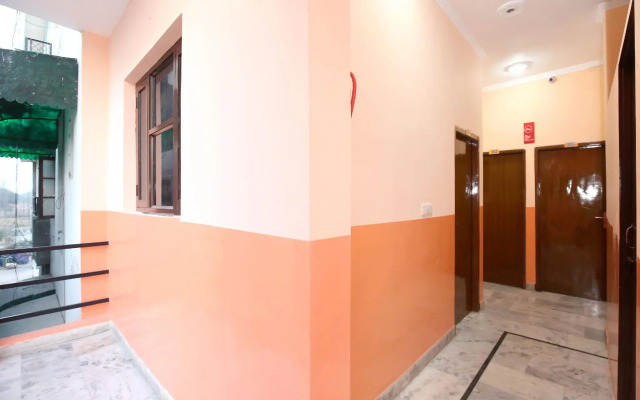 OYO 11886 Hotel Crystal