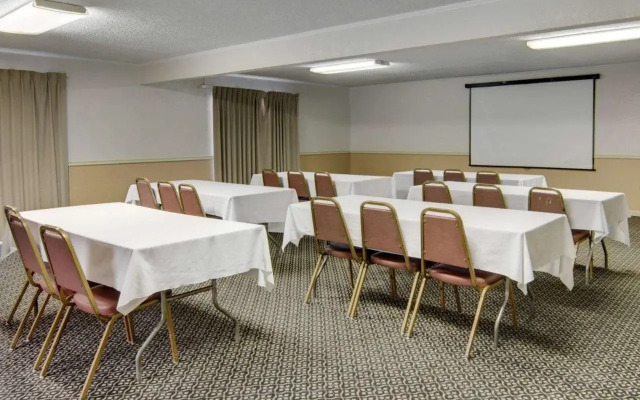 Econo Lodge Conference Center