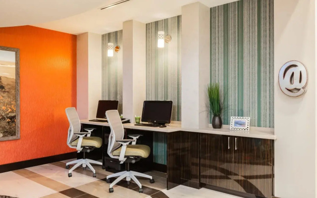 Holiday Inn Express & Suites Eureka by IHG